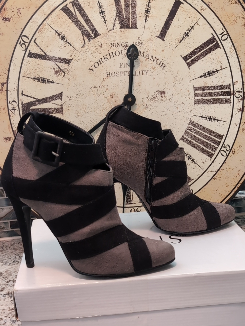 VENUS Gray and Black Faux Suede Ankle Booties 🩶🖤 EUC